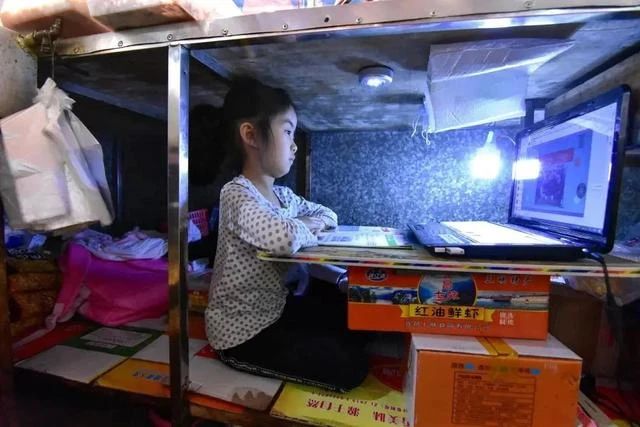 課桌椅，不要讓學習環(huán)境成為孩子夢想前進道路上的阻礙